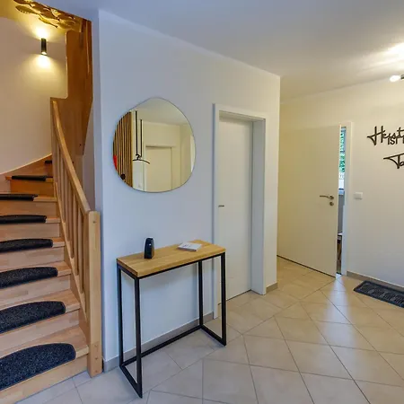 Prázdninový dům Reethaus Strandzeit In - Haushaelfte 1 Lobbe